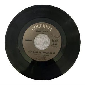 MAC DAVIS 7" 45 RPM -"Baby Don't Get Hooked on Me""Poem for the Little Lady" VG
